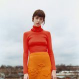 Falda y jersey naranja de Victoria Beckham colección otoño/invierno 2016/2017
