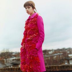 Abrigo rosa fucsia de Victoria Beckham colección otoño/invierno 2016/2017