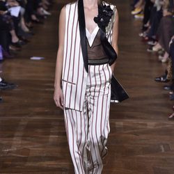 Traje de estampado de rayas de Lanvin primavera/verano 2017 en la París Fashion Week