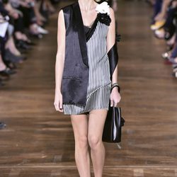 Vestido mini y chaleco de satén de Lanvin primavera/verano 2017 en la París Fashion Week