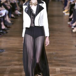 Chaqueta blanca de cuero de Lanvin primavera/verano 2017 en la París Fashion Week