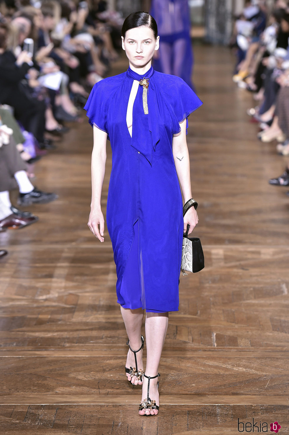 Vestido midi azul intenso de Lanvin primavera/verano 2017 en la París Fashion Week