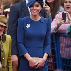 Kate Middleton con un vestido azul de Jenny Packham a su llegada a Canadá