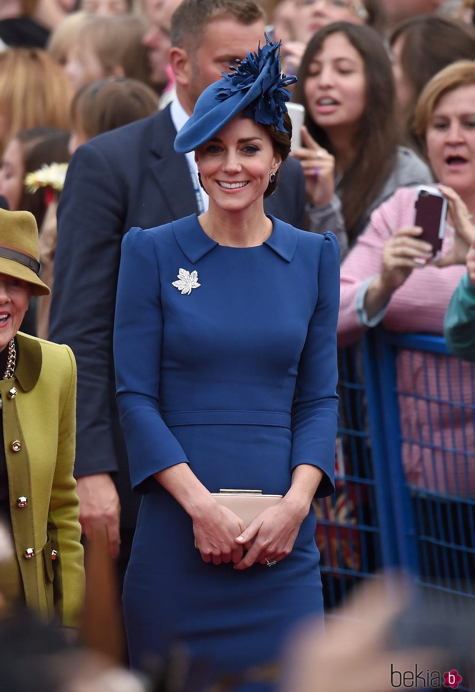 Kate Middleton con un vestido azul de Jenny Packham a su llegada a Canadá