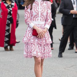 Kate Middleton con un vestido rojo geométrico de Alexander McQueen en Vancouver