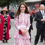 Kate Middleton con un vestido rojo geométrico de Alexander McQueen en Vancouver