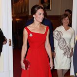 Kate Middleton con un vestido rojo de Preen en su viaje oficial a Canadá