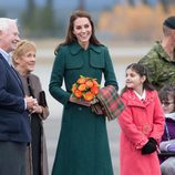 Kate Middleton con un abrigo verde esmeralda de Hobbs en su viaje oficial a Canadá