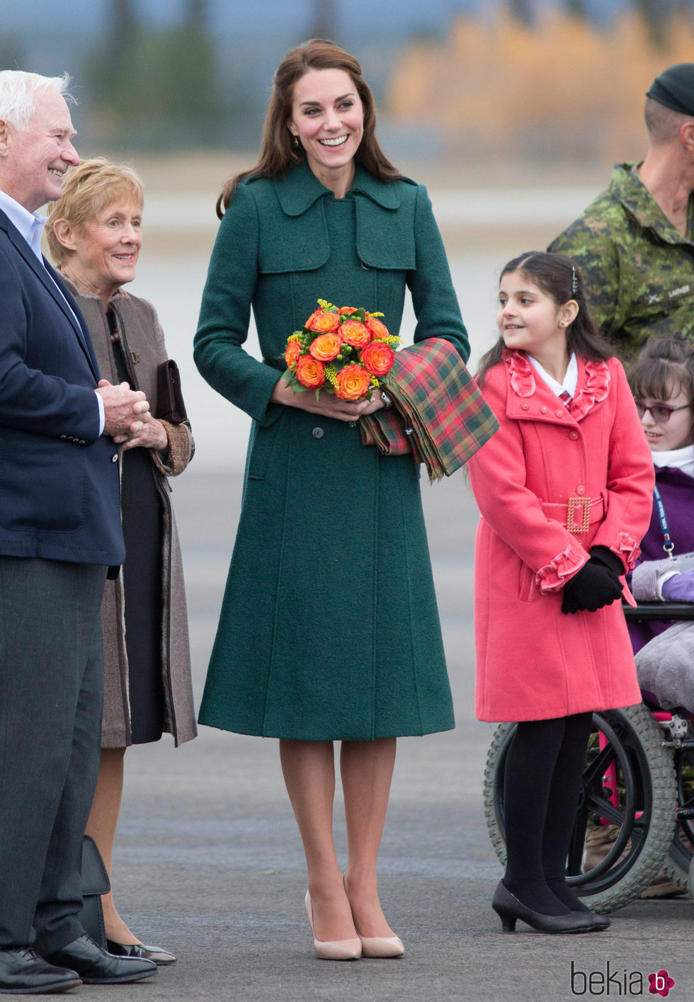 Kate Middleton con un abrigo verde esmeralda de Hobbs en su viaje oficial a Canadá