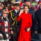 Kate Middleton con un abrigo rojo de Carolina Herrera en su viaje oficial a Canadá