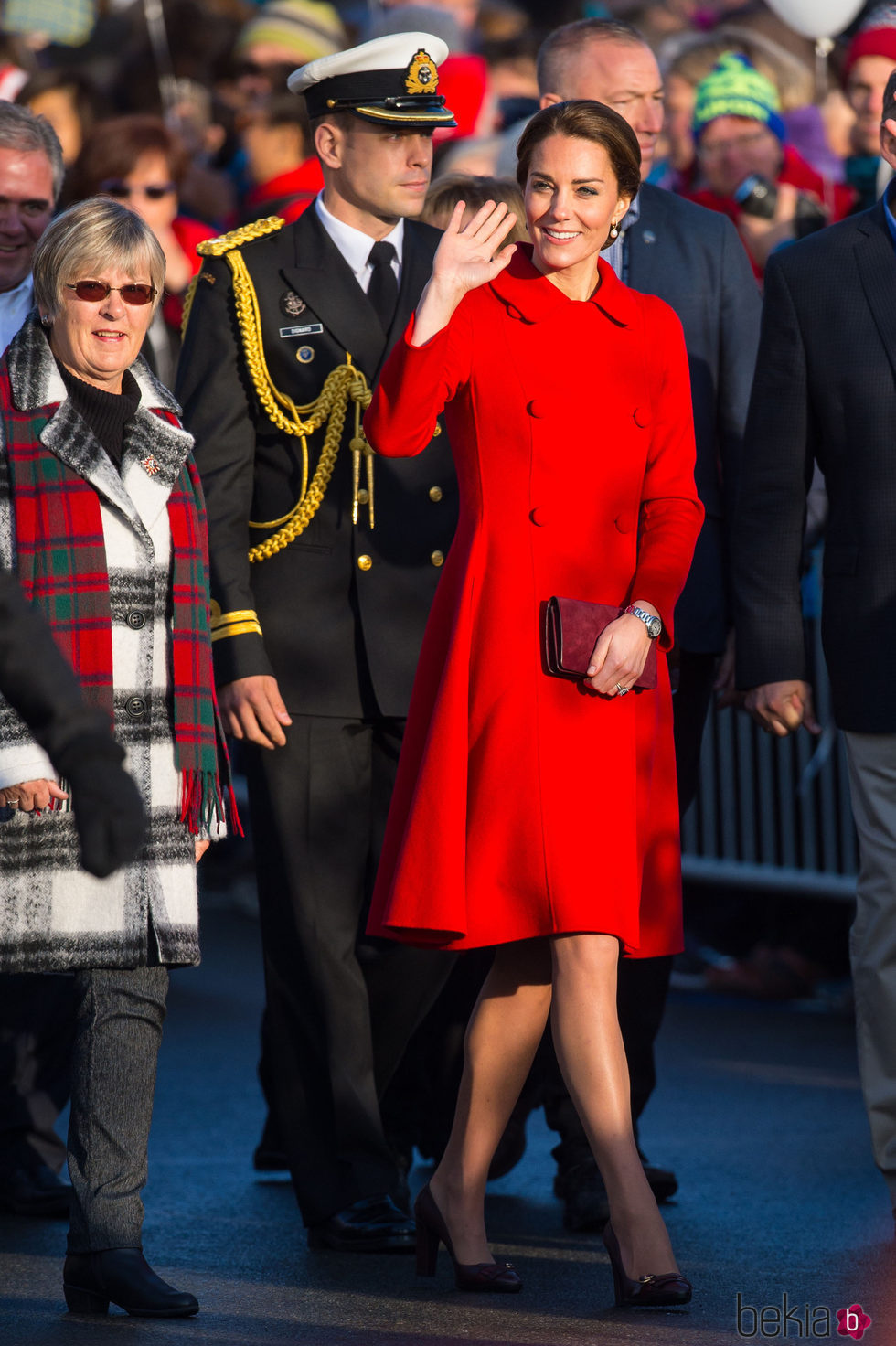 Kate Middleton con un abrigo rojo de Carolina Herrera en su viaje oficial a Canadá