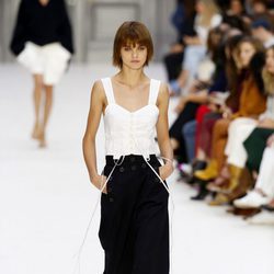 Pantalón oversize de Chloé primavera/verano 2017 en la París Fashion Week