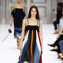 Vestido de varios colores de Chloé primavera/verano 2017 en la París Fashion Week