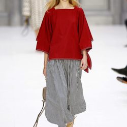 Camisa amplia roja de Chloé primavera/verano 2017 en la París Fashion Week