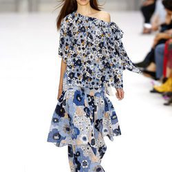 Vestido de flores azules de Chloé primavera/verano 2017 en la París Fashion Week