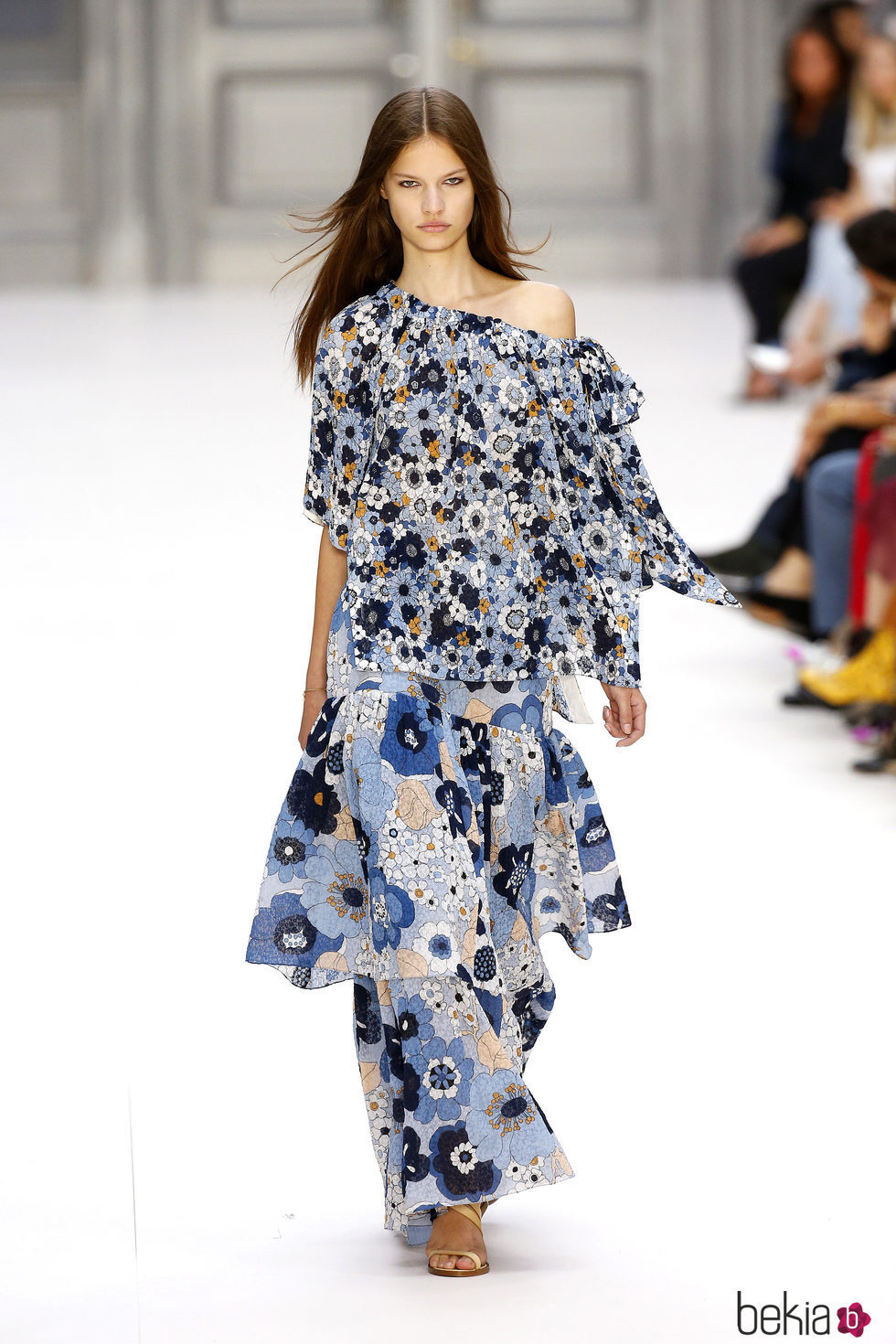Vestido de flores azules de Chloé primavera/verano 2017 en la París Fashion Week