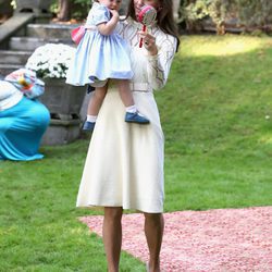 Kate Middleton con un vestido de algodón de Chloé con la Princesa Carlota en brazos