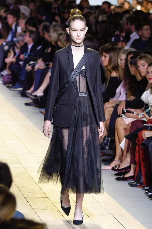 Conjunto en negro de americana y falda de tul durante el desfile de primavera/verano 2017 de Maria Grazia Chiuri de Dior