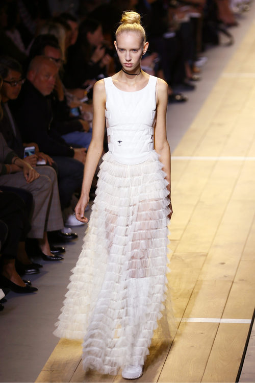 Vestido blanco con tirante ancho de la colección primavera/verano 2017 de Dior en Paris Fashion Week