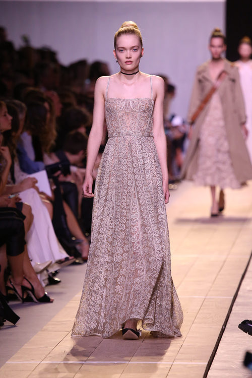 Vestido beige largo de la colección primavera/verano 2017 de Dior en Paris Fashion Week