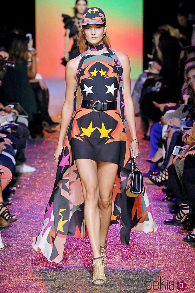 Karlie Kloss con un vestido corto con estampado de estrellas de Elie Saab en París