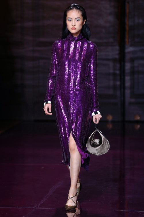 Vestido paillette en púrpura Nina Ricci de la colección primavera/verano 2017 en la Paris Fashion Wee