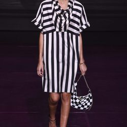 Vestido de rayas de la colección primavera/verano 2017 de Nina Ricci en Paris Fashion Week