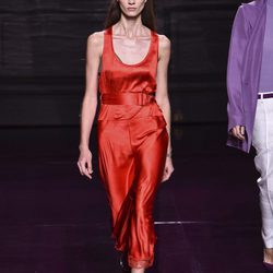 Jumpsuit rojo de la colección primavera/verano 2017 de Nina Ricci en Paris Fashion Week