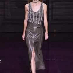 Falda de cuero gris de la colección primavera/verano 2017 de Nina Ricci en Paris Fashion Week