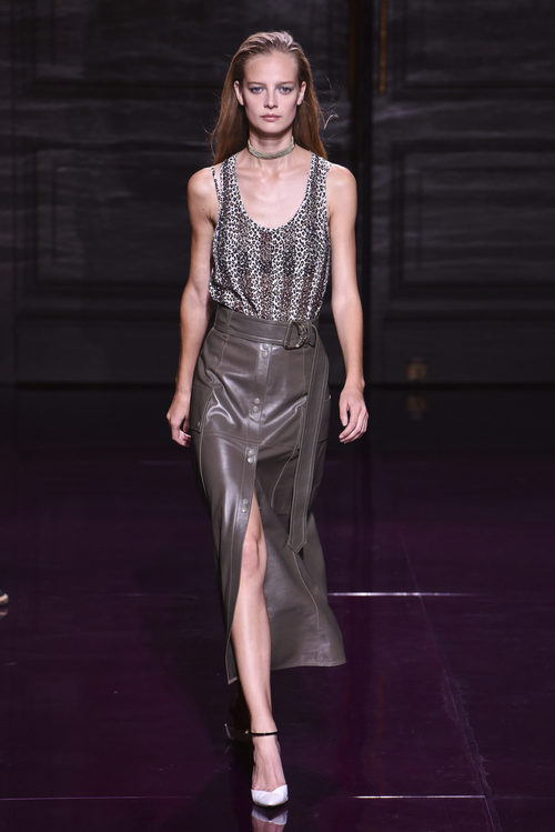 Falda de cuero gris de la colección primavera/verano 2017 de Nina Ricci en Paris Fashion Week