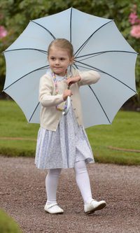 Estela de Suecia, la princesa del paraguas