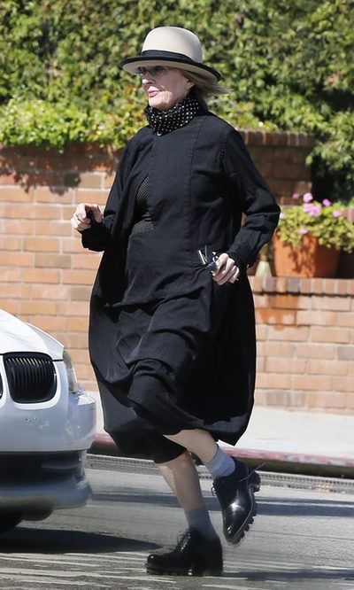 Diane Keaton se envuelve en un sayo negro