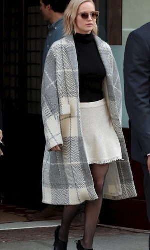 Jennifer Lawrence se protege del frío
