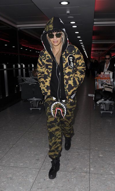 Rita Ora se camufla con su look deportivo