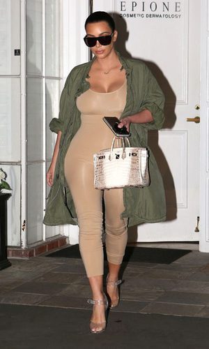 Kim Kardashian, desnudamente vestida