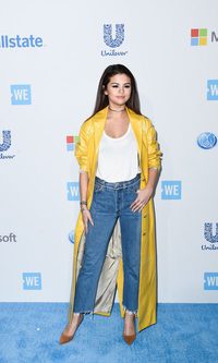 Selena Gomez, vaqueros y abrigo oversize
