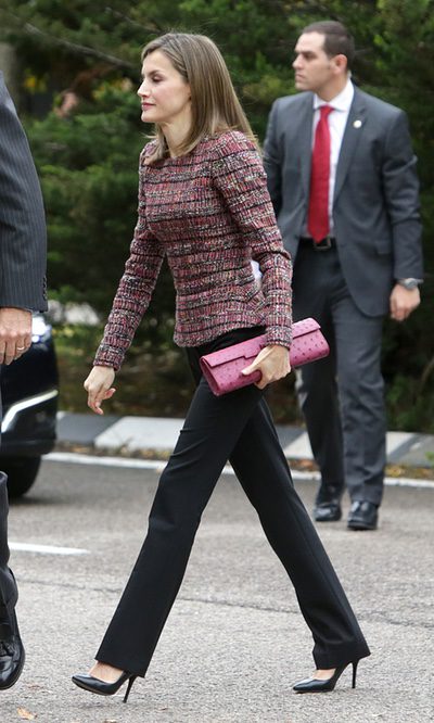 La Reina Letizia estrena un top de tweed