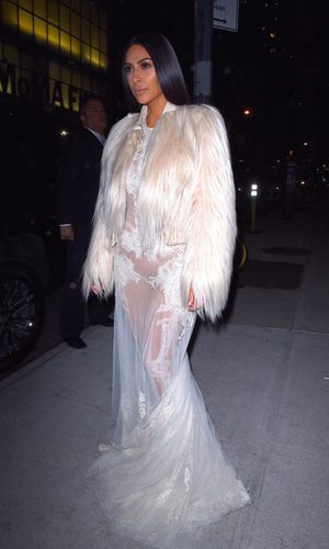 Kim Kardashian vuelve con un look glam