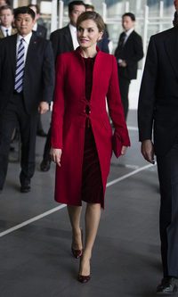 La Reina Letizia se decanta por el rojo