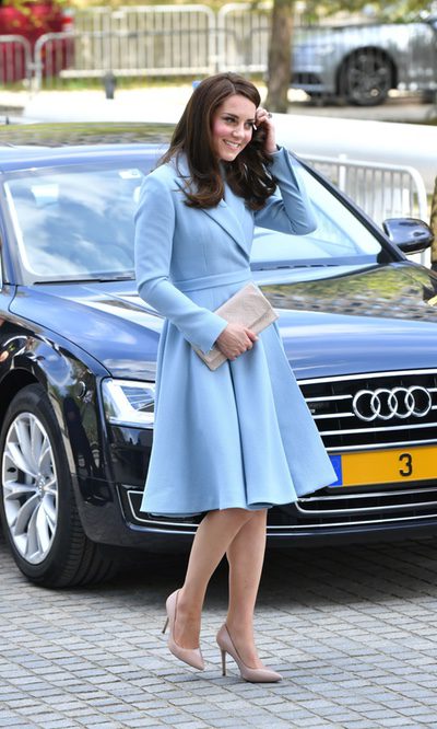 Kate Middleton opta por un impecable estilismo azul