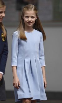 La Princesa Leonor luce un vestido azul de cuerpo tableado
