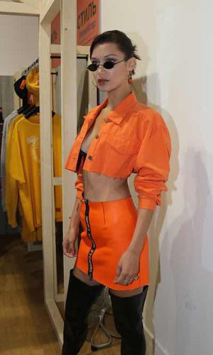 Bella Hadid se viste de color naranja butanero