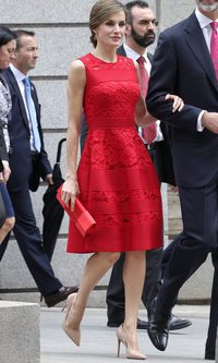 La Reina Letizia con un vestido midi de guipur rojo