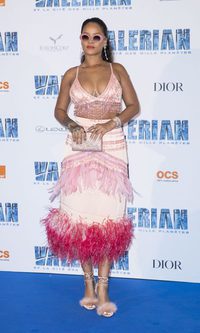 Rihanna con top de flecos y falda con plumas de Prada