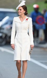 Kate Middleton con broche de amapolas en su paso por Bélgica