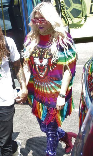 Kesha, muy poco acertada con un look hippie