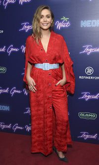 Elizabeth Olsen elige un original conjunto en rojo