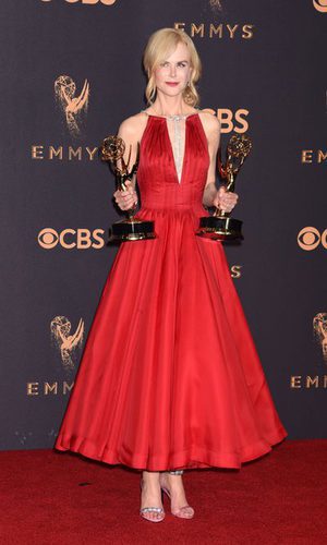 Nicole Kidman impresiona con su vestido rojo pasión