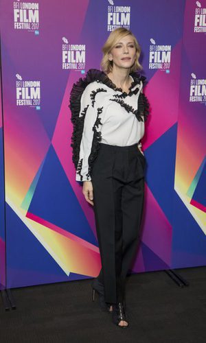 Cate Blanchett con una blusa muy original