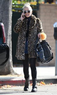 Gwen Stefani con un street style muy felino